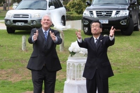 Mayor Howlett and Consul-General Hirayama releasing the doves