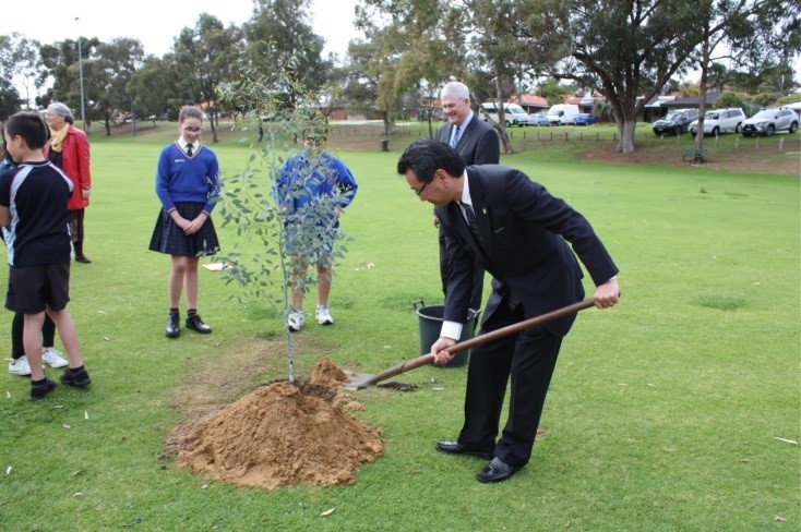 The Mayor, Consul-General and students planting a tree